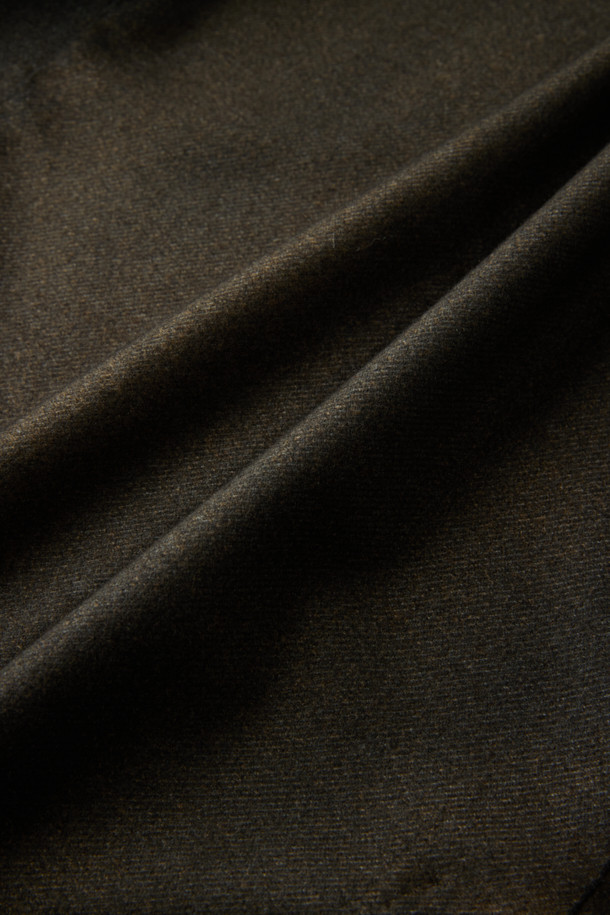 SANTANIELLO(산타니엘로) 핸드 스프레이 다잉 자켓은 남성용 자켓으로, 캐주얼한 스타일을 추구하는 분들께 적합합니다. 봄, 가을 시즌에 어울리는 얇은 두께감과 레귤러 핏으로 편안한 착용감을 선사합니다. 그레이, 브라운 컬러의 무지 디자인에 스프레이 다잉 처리로 은은한 멋을 더했으며, 테일러드 코트 타입의 싱글 버튼 여밈 방식으로 클래식한 분위기를 연출합니다. 비즈니스 캐주얼 및 출근룩으로, 또는 미니멀한 스타일을 선호하는 분들께 추천합니다.
