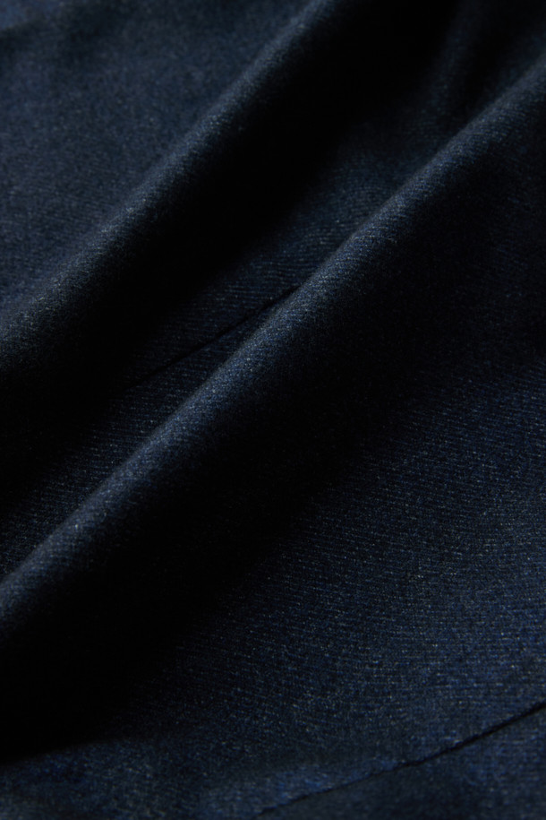 SANTANIELLO(산타니엘로) 핸드 스프레이 다잉 자켓은 남성용 자켓입니다. 블랙과 블루 두 가지 색상으로 출시되었으며, 캐주얼한 스타일을 연출하기 좋습니다. 봄, 가을에 착용하기 적합하며, 출근룩이나 비즈니스 캐주얼에도 활용 가능합니다. 레귤러 핏의 테일러드 코트 타입으로, 싱글 버튼 여밈 방식과 긴 소매 기장이 특징입니다. 스프레이 다잉 처리로 독특한 매력을 더했습니다.
