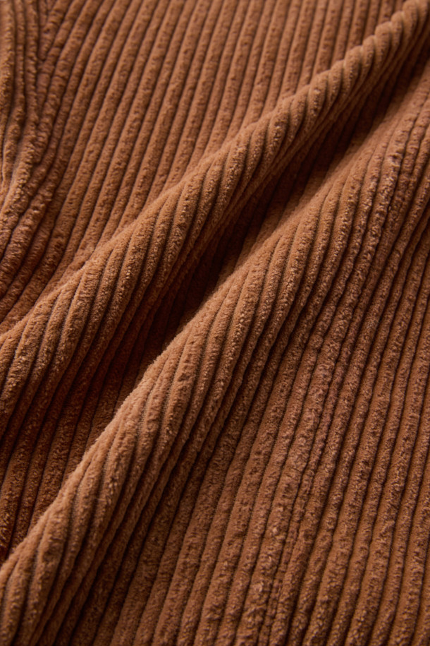 SANTANIELLO(산타니엘로) 볼드 코듀로이 재킷입니다. 짙은 브라운 컬러의 부드러운 코듀로이 소재로 제작되어 가을, 겨울 시즌 따뜻하고 포근하게 착용할 수 있습니다. 레귤러 핏에 싱글 버튼 여밈 방식, 긴 소매 기장으로 캐주얼하고 클래식한 분위기를 연출합니다. 출근룩과 모임룩 모두 활용 가능하며, 무지 디자인으로 미니멀한 스타일을 즐기는 분들께 추천합니다. 두꺼운 두께감으로 보온성을 높였습니다.
