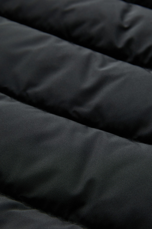 MOORER(무레르) 브란카 경량 다운은 봄, 가을 간절기에 활용하기 좋은 여성용 아우터입니다. 블랙 컬러의 무지 디자인으로 미니멀하고 베이직한 스타일을 연출하며, 출근룩과 캐주얼 스타일 모두에 잘 어울립니다. 얇고 부드러운 나일론 소재를 사용하여 가볍고 편안한 착용감을 제공하며, 크롭 기장과 레귤러핏으로 세련된 실루엣을 완성합니다. 집업 스타일의 숏패딩으로 긴 소매 디자인과 경량 보온 기능을 갖춰 간절기 날씨 변화에 유연하게 대응할 수 있습니다.
