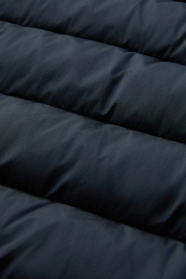 무레르(MOORER) 유리코 후디 경량 다운 자켓입니다. 네이비 컬러의 캐주얼하고 미니멀한 디자인으로, 겨울철 출근룩에 적합합니다. 얇은 두께감과 부드러운 촉감의 나일론 소재를 사용하여 편안한 착용감을 선사합니다. 집업 스타일의 레귤러핏 후드 자켓으로, 가죽 트리밍 디테일이 돋보입니다. 경량 및 보온 기능을 갖춘 실용적인 아이템입니다.
