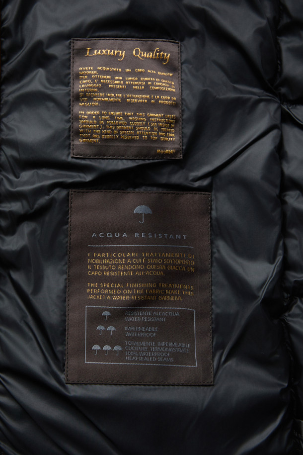 무레(MOORER) 브렛 후디 푸퍼 다운은 겨울철 캐주얼 스타일을 위한 필수 아이템입니다. 오버핏으로 제작되어 편안한 착용감을 선사하며, 후드와 볼륨감 있는 디자인이 돋보입니다. 무지 블랙 컬러와 숏 기장으로 어떤 옷에도 쉽게 매치할 수 있습니다. 보온성이 뛰어난 구스다운 소재를 사용하여 추운 날씨에도 따뜻하게 몸을 보호해 줍니다. 집업 여밈 방식과 긴 소매는 활동성을 더하며 부드러운 촉감으로 편안함을 더합니다.
