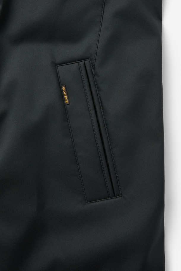 MOORER(무레르) 바네스 카라 퍼 헤비 다운은 겨울철 출근룩을 위한 클래식하고 미니멀한 스타일의 구스다운 점퍼입니다. 풍성한 퍼 카라가 돋보이며, 퀼팅 처리된 안감과 레귤러핏으로 제작되어 부드러운 촉감과 뛰어난 보온성을 제공합니다. 지퍼형 여밈 방식과 긴 소매 기장으로 편안함을 더했으며, 블랙 컬러의 무지 디자인으로 어떤 옷에도 쉽게 매치할 수 있습니다. 두꺼운 두께감의 헤비 다운으로 추운 날씨에도 따뜻하게 착용할 수 있습니다.
