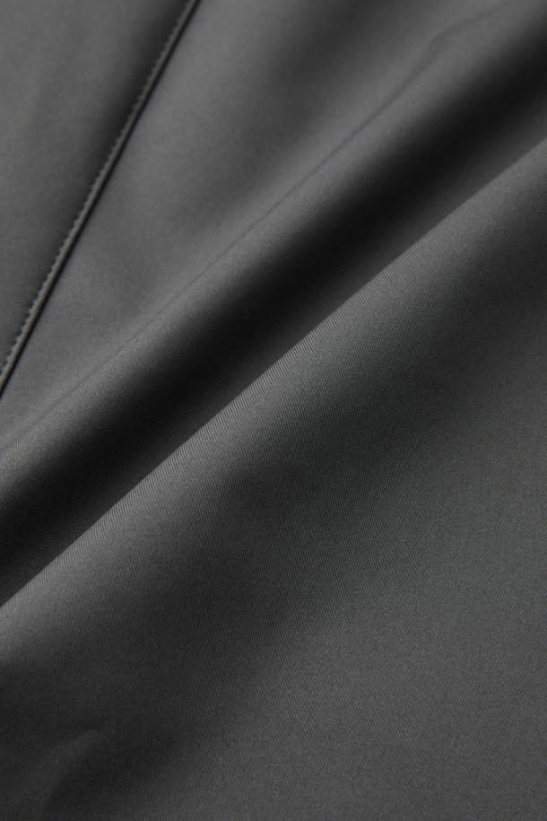 무어러 바네스 카라 퍼 헤비 다운은 겨울철 당신의 스타일을 책임질 헤비 구스다운 점퍼입니다. 블랙 컬러의 무지 디자인으로, 클래식하면서도 미니멀하고 시크한 스타일을 연출합니다. 레귤러핏과 레귤러 기장으로 편안한 착용감을 제공하며, 지퍼 여밈 방식으로 간편하게 입고 벗을 수 있습니다. 카라 퍼 디테일과 퀼팅 안감이 특징이며, 보온 기능을 갖춰 출근룩이나 연말 모임룩에 모두 잘 어울립니다. 부드러운 촉감의 구스다운 소재로 제작되어 뛰어난 보온성을 선사합니다.
