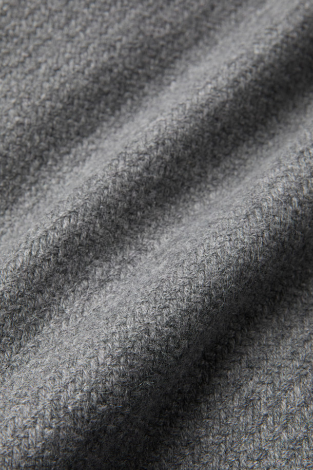 피아젠자 캐100 풀퍼 하프 코트는 겨울철, 클래식하고 고급스러운 스타일을 연출하고 싶은 당신을 위한 아우터입니다. 멜란지, 그레이 두 가지 색상으로 출시되어, 오피스룩, 모임룩, 연말 모임룩 등 다양한 TPO에 활용할 수 있습니다. 겉감은 캐시미어 100%로 제작되어 부드러운 촉감을 선사하며, 안감은 퍼 소재로 보온성을 높였습니다. 하프 기장의 넉넉한 핏과 버튼 여밈 방식으로 편안하면서도 시크한 분위기를 줍니다. 투톤 조직으로 은은한 멋을 더한, 당신의 겨울 스타일을 완성할 하프 코트입니다.
