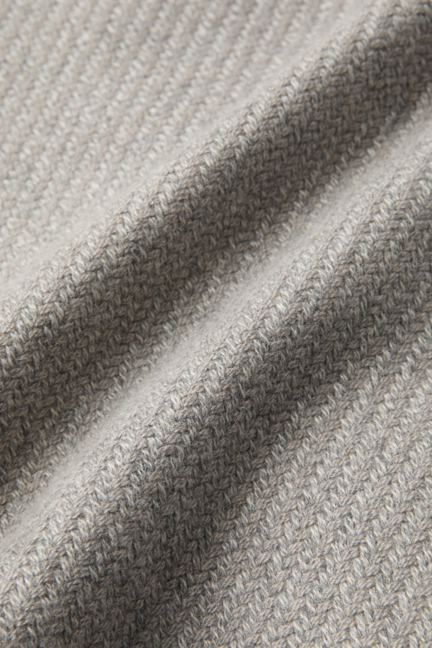 피아젠자 캐시미어 100 풀퍼 하프 코트는 가을과 겨울, 당신의 품격을 높여줄 하프 코트입니다. 클래식하고 엘레강스한 스타일을 추구하는 분들을 위한 아이템으로, 오피스룩, 모임룩, 연말 모임룩 등 다양한 TPO에 활용하기 좋습니다. 부드러운 촉감의 캐시미어와 밍크 퍼 안감으로 제작되어 고급스러움을 더했으며, 레귤러핏과 무지 패턴, 투톤 조직으로 세련된 디자인을 완성했습니다. 멜란지, 그레이 두 가지 컬러로 출시되어, 취향에 맞게 선택할 수 있습니다.
