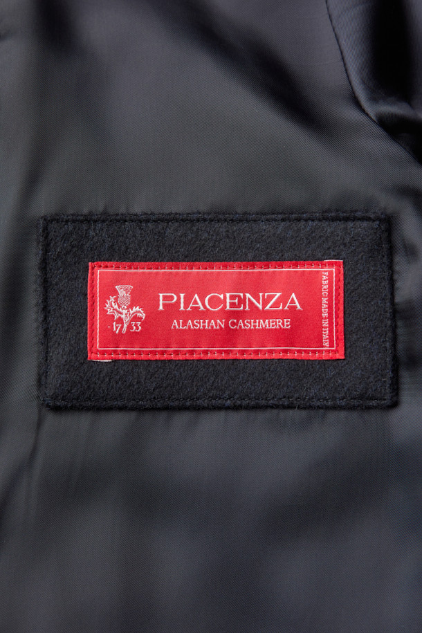 피아젠자 캐100 에든버러 코트는 겨울 시즌을 위한 클래식하고 시크한 스타일의 퀼팅 코트입니다. 부드러운 캐시미어와 울 소재의 혼방으로 제작되어 뛰어난 보온성과 고급스러운 촉감을 선사합니다. 블랙 컬러의 레귤러 핏 디자인에 탈착 가능한 천연 렉스 퍼 카라가 더해져 일상, 출근룩, 모임룩, 연말 모임룩 등 다양한 TPO에 활용 가능합니다. 버튼 여밈 방식과 긴 소매 기장으로 클래식한 디자인을 완성했으며, 무지 퀼팅 패턴이 세련된 느낌을 더합니다. 
