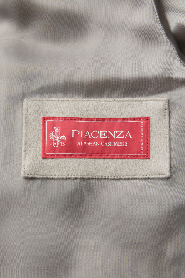 피아젠자 캐100 에든버러 코트는 여성들을 위한 겨울, 가을용 코트입니다. 베이지, 아이보리 두 가지 색상으로 출시되었으며, 클래식하고 미니멀한 스타일을 연출할 수 있습니다. 퀼팅 처리된 디자인에 미디엄 기장, 레귤러 핏으로 제작되었으며, 싱글 버튼 여밈 방식으로 간편하게 착용 가능합니다. 부드러운 촉감의 캐시미어, 모 소재를 사용하여 보온성을 높였으며, 탈착 가능한 천연 렉스 퍼 카라가 특징입니다. 출근룩, 모임룩으로 활용하기 좋으며, 고급스러운 분위기를 더해줍니다.
