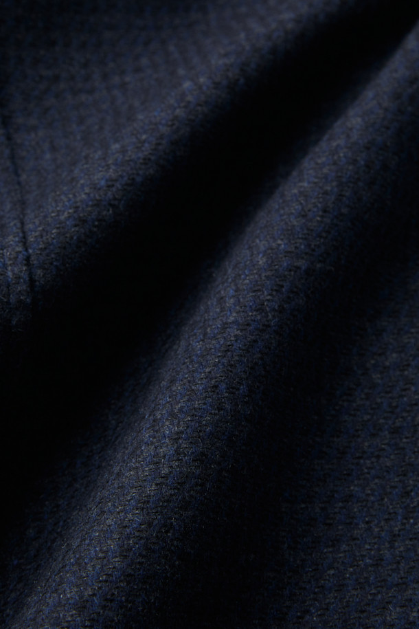 피아젠자 캐100 에든버러 드라이빙 코트는 고급스러운 소재와 디자인으로 완성된 아우터입니다. 네이비 컬러의 무지 디자인으로, 클래식하고 엘레강스한 스타일을 연출합니다. 캐시미어와 밍크 소재의 조화로 부드러운 촉감과 두꺼운 두께감을 자랑하며, 가을과 겨울 시즌에 따뜻하게 착용할 수 있습니다. 하프 기장의 레귤러핏 드라이빙 코트로, 싱글 버튼 여밈 방식과 퍼 카라, 패딩 안감이 특징입니다. 오피스룩, 비즈니스 캐주얼, 모임룩 등 다양한 TPO에 활용 가능하며, 미니멀하고 시크한 스타일을 완성합니다.
