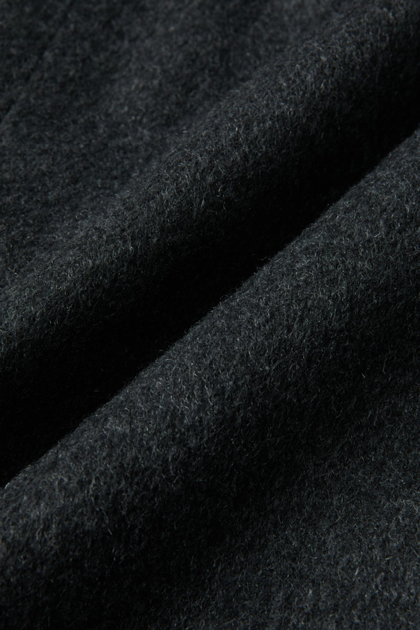 피아젠자 캐100 솔리드 체스터 코트는 이태리 PIACENZA사의 캐시미어 100% 소재로 제작되어 부드러운 촉감과 고급스러운 광택을 자랑합니다. 블랙, 차콜 두 가지 색상으로 출시되었으며, 잦은 회의나 중요한 약속 등 오피스룩, 비즈니스 캐주얼, 모임룩에 모두 잘 어울리는 클래식하고 세련된 스타일을 연출합니다. 레귤러핏 싱글버튼 디자인에 두꺼운 두께감으로 가을, 겨울 시즌 뛰어난 보온성을 제공하며, THIN DOWN 및 THINSULATE 충전재로 더욱 따뜻하게 착용할 수 있습니다. 긴 소매 기장의 레귤러 체스터 코트로, 미니멀하면서도 시크한 분위기를 선호하는 분들께 추천합니다.
