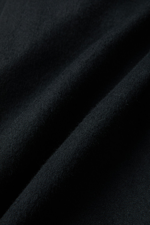 MOVERE X ROLIAT 발마칸 코트는 세미 루즈핏으로 제작되어 편안하면서도 세련된 실루엣을 연출합니다. 울과 캐시미어 혼방 소재로 제작되어 부드러운 촉감과 뛰어난 보온성을 제공하며, 가을과 겨울에 착용하기 좋습니다. 블랙 컬러의 무지 디자인은 클래식하면서도 미니멀한 스타일을 완성하며, 출근룩, 오피스룩, 모임룩 등 다양한 TPO에 활용 가능합니다. 래글런 소매, 히든 포켓, A라인 실루엣, 단단한 카라 디테일이 돋보이며, 스냅 버튼 여밈 방식으로 간편하게 착용할 수 있습니다. 롱 기장의 발마칸 코트로 시크한 스타일을 연출해보세요.
