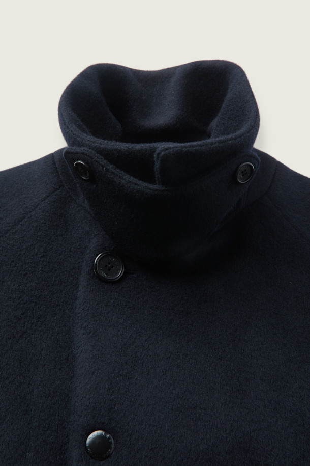 [MOVERE X ROLIAT] 발마칸 코트는 울과 캐시미어 혼방 소재로 제작되어 부드러운 촉감과 뛰어난 보온성을 제공합니다. 래글런 소매와 A라인 실루엣이 특징이며, 세미 루즈핏으로 편안하면서도 클래식한 스타일을 연출합니다. 무지 디자인의 블랙 컬러로, 출근룩, 오피스룩, 모임룩 등 다양한 TPO에 활용할 수 있습니다. 히든 포켓 디테일과 스냅 버튼 여밈 방식으로 미니멀하고 시크한 무드를 더했습니다. 가슴둘레 123cm의 넉넉한 기장감으로 겨울, 가을 시즌에 활용하기 좋습니다.
