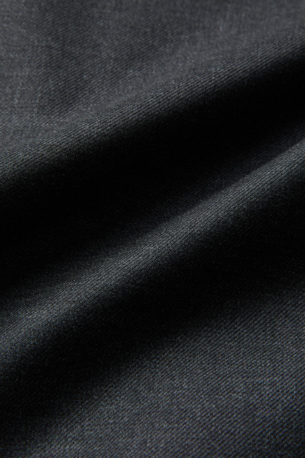 로로피아나(Loro Piana) 스톰 원단으로 제작된 남성용 런던코트입니다. 네이비 컬러의 무지 디자인으로, 클래식하고 미니멀한 스타일을 연출합니다. 겨울철 보온을 위한 두꺼운 두께감과 유럽피안 구스다운 충전재를 사용하여 뛰어난 보온성을 제공합니다. 방수, 방풍 기능을 갖춘 테크니컬 패브릭과 울 블렌드 소재로 제작되어 쾌적한 착용감을 선사하며, 밑단 분리 디테일이 돋보입니다. 출근룩, 비즈니스 캐주얼, 모임룩 등 다양한 TPO에 활용 가능하며, 시크한 매력을 더합니다.
