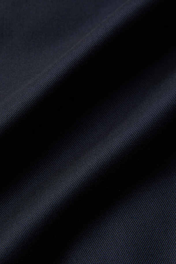 로로피아나 스톰 원단으로 제작된 남성용 구스다운 런던코트입니다. 네이비 컬러의 롱 기장 코트로, 클래식하고 포멀한 스타일을 연출합니다. 겨울철 보온을 위한 두꺼운 두께감과 방수, 방풍 기능을 갖춰 뛰어난 실용성을 자랑합니다. 레귤러핏으로 제작되었으며, 무지 디자인에 버튼 여밈 방식을 적용했습니다. 출근룩, 오피스룩, 모임룩 등 다양한 TPO에 활용 가능한, 미니멀하고 시크한 겨울철 필수 아이템입니다.
