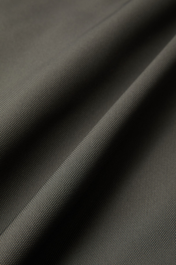 스탠드 니트카라 구스다운 트렌치 코트는 겨울철 일상과 출근룩에 모두 잘 어울리는 아우터입니다. 카키와 올리브 두 가지 색상으로 제공되며, 클래식하고 미니멀한 스타일을 연출합니다. 유러피안 구스다운 충전재와 메리노 무스탕 배색으로 보온성과 고급스러움을 동시에 잡았습니다. 스탠드 카라와 니트 트리밍 디테일이 돋보이며, 긴 소매와 레귤러핏으로 편안하게 착용 가능합니다. 싱글 버튼 여밈 방식과 두꺼운 두께감으로 추운 겨울에도 따뜻하게 몸을 보호해 줍니다.
