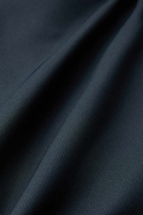 네이비 컬러의 스탠드 니트카라 구스다운 트렌치 코트입니다. 캐주얼, 클래식, 미니멀한 스타일을 모두 아우르는 디자인으로, 일상과 출근룩에 모두 활용 가능합니다. 두꺼운 두께감으로 겨울철 보온성을 높였으며, 유로피안 구스다운 충전재와 메리노 무스탕 배색으로 고급스러움을 더했습니다. 스탠드 카라와 니트 카라 디테일이 돋보이며, 레귤러핏으로 편안하게 착용할 수 있습니다. 경량 기능으로 활동성 또한 놓치지 않았습니다.
