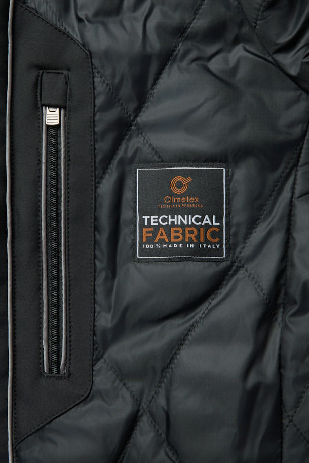 화섬 후드 패널 드라이빙 재킷은 간절기 날씨에 적합한 캐주얼 스타일의 남성용 재킷입니다. 블랙 색상의 무지 디자인으로, 출근룩이나 여행룩 등 다양한 TPO에 활용할 수 있습니다. 후드 탈부착이 가능하며, 방수, 방풍, 발수 기능과 보온성을 갖춰 변덕스러운 날씨에도 쾌적하게 착용할 수 있습니다. 레귤러 핏에 버튼 여밈 방식으로, 미니멀하고 클래식한 스타일을 연출합니다. 긴소매 기장의 화섬 소재로 제작되어 편안한 착용감을 제공합니다.
