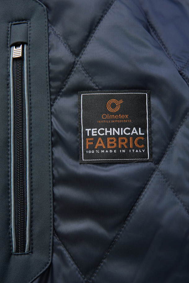 네이비 컬러의 화섬 후드 패널 드라이빙 재킷입니다. 간절기에 적합하며, 데일리 및 출근룩, 여행룩에 활용하기 좋은 캐주얼 스타일의 아우터입니다. 방수, 방풍, 발수, 보온 기능과 탈착 가능한 후드, 패딩 충전 안감으로 기능성을 높였습니다. 무지 패턴의 레귤러핏 디자인으로, 미니멀하고 클래식한 스타일을 연출하기 좋습니다. 두꺼운 두께감과 긴 소매 기장으로 따뜻함을 더했습니다.
