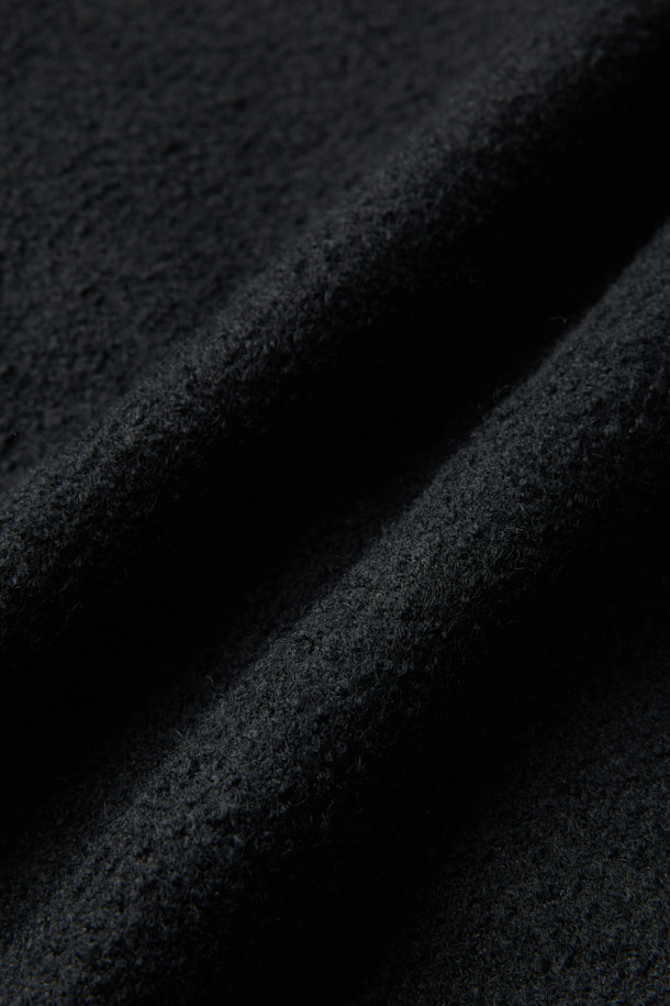 블랙 컬러의 울 부클트윌 사파리입니다. 간절기에 적합하며, 스타일리시하고 시크한 분위기를 연출합니다. 울, 폴리에스테르, 코듀로이 소재로 제작되어 부드러운 촉감을 선사하며, 카라 배색과 레이어드가 가능한 디자인으로 다양한 스타일을 연출할 수 있습니다. 무지 패턴의 중기장 기장으로 클래식, 미니멀, 시크한 출근룩에 완벽하게 어울립니다. 버튼 여밈 방식으로 간편하게 착용할 수 있으며, 충전재가 포함되어 있어 보온성을 더했습니다.
