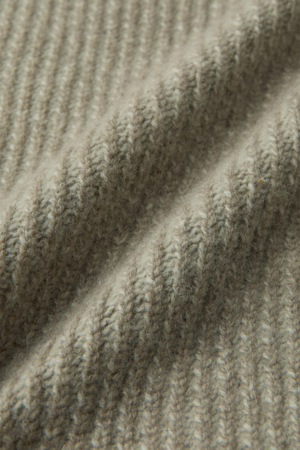 가을과 겨울, 당신의 스타일을 책임질 인조 스웨이드 하이브리드 구스다운 블루종입니다. 캐주얼한 무드의 이 블루종은 카키와 올리브 두 가지 색상으로 출시되어, 출근룩은 물론 다양한 일상 스타일에 활용하기 좋습니다. 부드러운 촉감의 스웨이드 소재와 보온성을 높여주는 구스다운 안감, 그리고 니트 소매의 하이브리드 디자인이 특징입니다. 레귤러 핏으로 편안한 착용감을 선사하며, 버튼 여밈 방식과 무지 패턴으로 미니멀하고 클래식한 분위기를 연출합니다. 쌀쌀한 날씨에도 따뜻하고 스타일리시하게 당신의 개성을 표현해보세요.
