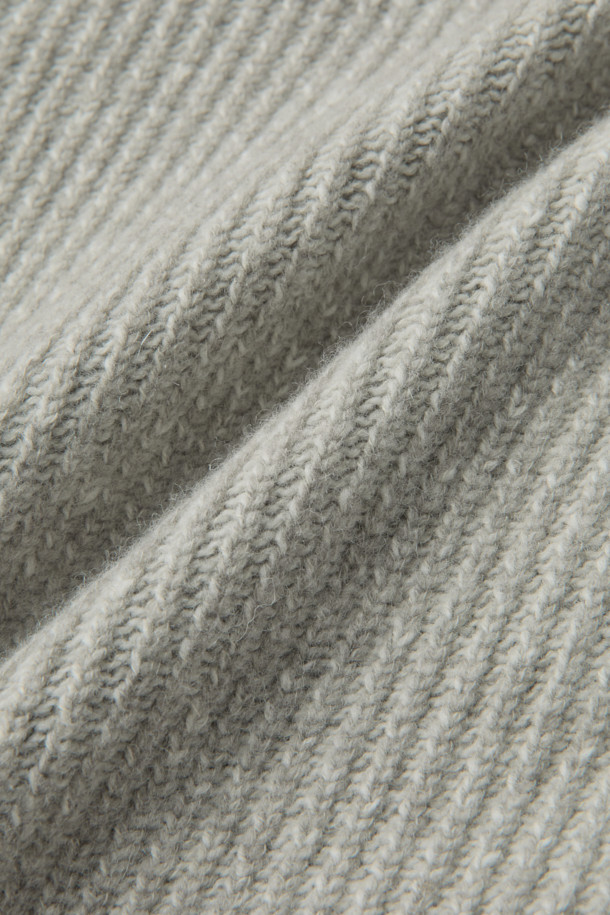 인조 스웨이드 하이브리드 구스다운 블루종은 부드러운 촉감의 인조 스웨이드 소재와 보온성이 뛰어난 구스다운 안감, 니트 소매의 하이브리드 디자인으로 한겨울에도 따뜻하게 착용할 수 있습니다. 캐주얼, 미니멀, 클래식 스타일을 아우르는 디자인으로, 일상복으로 활용하기 좋습니다. 레귤러 핏에 버튼 여밈 방식으로 편안한 착용감을 선사하며, 무지 디자인으로 어떤 스타일에도 쉽게 매치할 수 있습니다. 톤 다운된 그레이 컬러로 세련된 분위기를 연출합니다.
