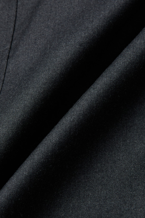 레다 울 후드 구스다운 점퍼는 겨울철 남성분들의 일상 및 캐주얼룩을 책임지는 아우터입니다. 클래식하고 미니멀한 스타일을 추구하며, 부드러운 촉감의 울 소재로 제작되어 고급스러운 착용감을 선사합니다. 무지 디자인에 레귤러핏으로 제작되었으며, 집업 방식으로 간편하게 착용 가능합니다. 보온성과 경량성을 갖춘 구스다운 충전재와 레이어드가 가능한 디자인으로, 출근룩과 모임룩 등 다양한 TPO에 활용할 수 있습니다.
