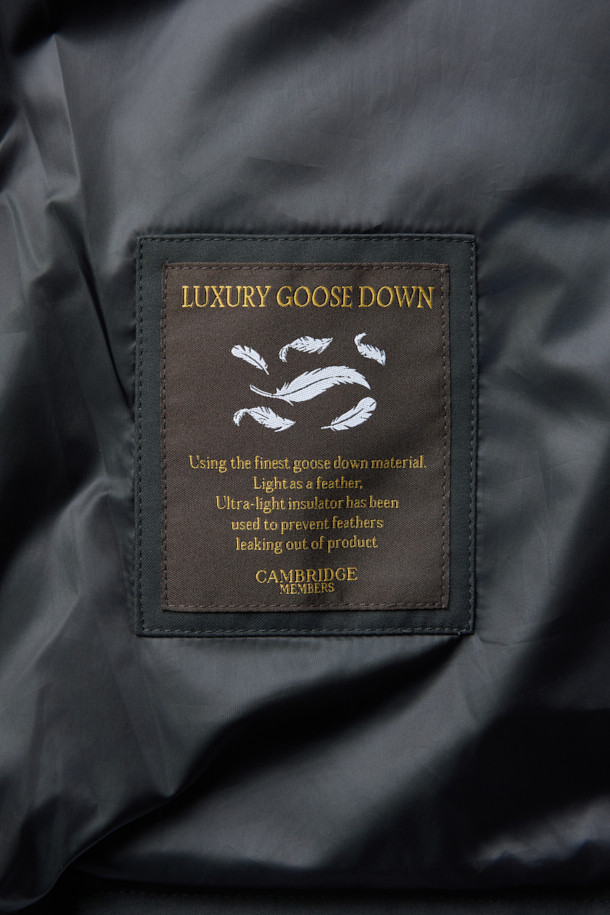 듀크 구스다운 파카는 겨울철 일상과 출근룩, 여행룩에 모두 활용하기 좋은 방한 파카입니다. 무지 디자인의 블랙 컬러로, 베이직하고 캐주얼한 스타일을 연출합니다. 후드 탈착이 가능하며, 긴 소매와 중기장 기장으로 보온성과 실용성을 높였습니다. 부드러운 촉감의 구스다운 소재에, 레귤러핏과 버튼 여밈 방식으로 편안한 착용감을 제공합니다. 보온, 방한 기능을 갖춘 두꺼운 두께감으로 추운 날씨에도 따뜻하게 몸을 보호해 줍니다.
