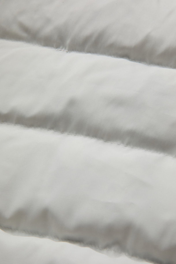 남성용 고트 스웨이드 하이브리드 구스 다운 블루종입니다. 부드러운 촉감의 고트 스웨이드와 니트 소재의 조화가 돋보이며, 등판과 소매는 니트 소재로, 카라와 퍼 배색으로 포인트를 더했습니다. 유럽피안 구스다운 충전재를 사용하여 보온성을 높였으며, 일상 및 데이트룩에 활용하기 좋은 캐주얼 스타일의 점퍼입니다. 레귤러핏으로 편안하게 착용 가능하며, 가을, 겨울 시즌에 따뜻함을 선사합니다. 집업 방식으로 간편하게 입고 벗을 수 있으며, 무지 디자인으로 다양한 스타일 연출이 용이합니다.
