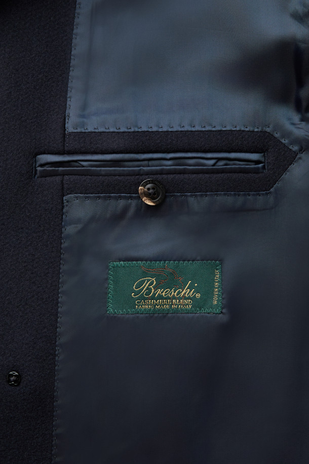 브래스키 울캐시 더블 폴로 코트는 남성 고객을 위해 디자인된, 클래식한 무드의 겨울, 가을용 아우터입니다. 블랙과 네이비 두 가지 색상으로 제공되며, 레귤러핏으로 제작되어 편안한 착용감을 선사합니다. 울과 캐시미어 혼방 소재로 부드러운 촉감과 두꺼운 두께감을 자랑하며, 더블 버튼 여밈 방식과 긴 소매, 커프스 디테일, 아웃포켓, 뒷중심 맞주름, 벤트 단추 트임 등의 특징을 갖추고 있습니다. 오피스룩, 비즈니스 캐주얼, 모임룩 등 다양한 TPO에 활용 가능하며, 미니멀하고 시크한 스타일을 연출하기 좋습니다.
