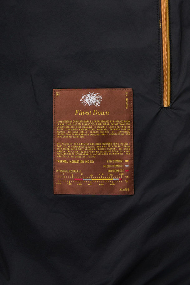 무레르(MOORER) 엘슨 3웨이 트렌치코트 다운은 남성용 아우터로, 클래식한 디자인과 뛰어난 보온성을 자랑합니다. 봄, 가을, 겨울 세 계절 모두 착용 가능하며, 일상 및 출근룩, 비즈니스 캐주얼, 모임룩 등 다양한 TPO에 활용할 수 있습니다. 롱 기장에 레귤러 핏으로 제작되었으며, 무지 패턴의 블랙 컬러로 시크하고 미니멀한 스타일을 연출합니다. 3웨이 디자인으로 분리형 이너와 다운 충전재를 사용하여 보온성을 극대화했으며, 버튼 여밈 방식과 긴 소매 기장으로 세련된 마무리를 더했습니다.
