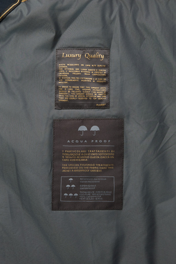 무레(MOORER) 엘슨 3웨이 트렌치코트 다운 네이비는 가을과 겨울, 출근룩과 비즈니스 캐주얼에 적합한 남성용 아우터입니다. 클래식하고 미니멀한 스타일의 이 트렌치코트는 레귤러 핏에 레귤러 기장으로, 무지 패턴의 네이비 컬러가 특징입니다. 버튼 여밈 방식과 긴 소매 디자인에, 탈부착 가능한 이너와 구스다운 충전재를 사용하여 보온성과 경량성을 동시에 갖췄습니다. 3웨이 디자인으로 다양한 스타일 연출이 가능하며, 일상에서 폭넓게 활용할 수 있습니다. 나일론 소재로 제작되어 튼튼하며, 세련된 디자인으로 완성도를 높였습니다.
