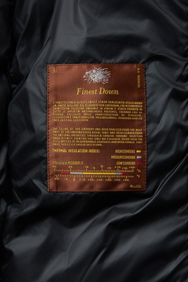 무레(MOORER) 브렛 후디 푸퍼 다운은 겨울철 캐주얼 스타일을 위한 필수 아이템입니다. 오버핏으로 제작되어 편안한 착용감을 선사하며, 후드와 볼륨감 있는 디자인이 돋보입니다. 무지 블랙 컬러와 숏 기장으로 어떤 옷에도 쉽게 매치할 수 있습니다. 보온성이 뛰어난 구스다운 소재를 사용하여 추운 날씨에도 따뜻하게 몸을 보호해 줍니다. 집업 여밈 방식과 긴 소매는 활동성을 더하며 부드러운 촉감으로 편안함을 더합니다.
