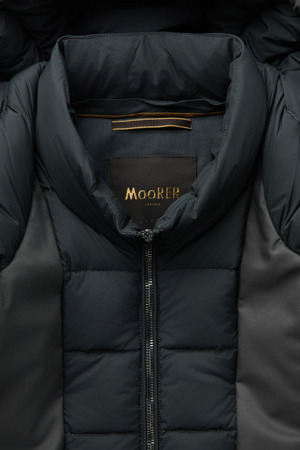 무어러 바네스 카라 퍼 헤비 다운은 겨울철 당신의 스타일을 책임질 헤비 구스다운 점퍼입니다. 블랙 컬러의 무지 디자인으로, 클래식하면서도 미니멀하고 시크한 스타일을 연출합니다. 레귤러핏과 레귤러 기장으로 편안한 착용감을 제공하며, 지퍼 여밈 방식으로 간편하게 입고 벗을 수 있습니다. 카라 퍼 디테일과 퀼팅 안감이 특징이며, 보온 기능을 갖춰 출근룩이나 연말 모임룩에 모두 잘 어울립니다. 부드러운 촉감의 구스다운 소재로 제작되어 뛰어난 보온성을 선사합니다.
