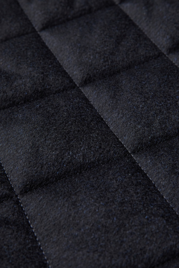 피아젠자 캐100 에든버러 코트는 겨울 시즌을 위한 클래식하고 시크한 스타일의 퀼팅 코트입니다. 부드러운 캐시미어와 울 소재의 혼방으로 제작되어 뛰어난 보온성과 고급스러운 촉감을 선사합니다. 블랙 컬러의 레귤러 핏 디자인에 탈착 가능한 천연 렉스 퍼 카라가 더해져 일상, 출근룩, 모임룩, 연말 모임룩 등 다양한 TPO에 활용 가능합니다. 버튼 여밈 방식과 긴 소매 기장으로 클래식한 디자인을 완성했으며, 무지 퀼팅 패턴이 세련된 느낌을 더합니다. 
