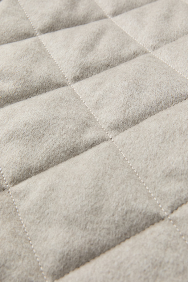 피아젠자 캐100 에든버러 코트는 여성들을 위한 겨울, 가을용 코트입니다. 베이지, 아이보리 두 가지 색상으로 출시되었으며, 클래식하고 미니멀한 스타일을 연출할 수 있습니다. 퀼팅 처리된 디자인에 미디엄 기장, 레귤러 핏으로 제작되었으며, 싱글 버튼 여밈 방식으로 간편하게 착용 가능합니다. 부드러운 촉감의 캐시미어, 모 소재를 사용하여 보온성을 높였으며, 탈착 가능한 천연 렉스 퍼 카라가 특징입니다. 출근룩, 모임룩으로 활용하기 좋으며, 고급스러운 분위기를 더해줍니다.
