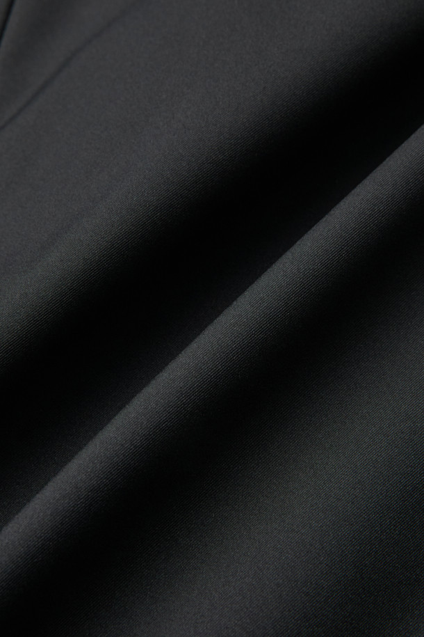 화섬 후드 패널 드라이빙 재킷은 간절기 날씨에 적합한 캐주얼 스타일의 남성용 재킷입니다. 블랙 색상의 무지 디자인으로, 출근룩이나 여행룩 등 다양한 TPO에 활용할 수 있습니다. 후드 탈부착이 가능하며, 방수, 방풍, 발수 기능과 보온성을 갖춰 변덕스러운 날씨에도 쾌적하게 착용할 수 있습니다. 레귤러 핏에 버튼 여밈 방식으로, 미니멀하고 클래식한 스타일을 연출합니다. 긴소매 기장의 화섬 소재로 제작되어 편안한 착용감을 제공합니다.
