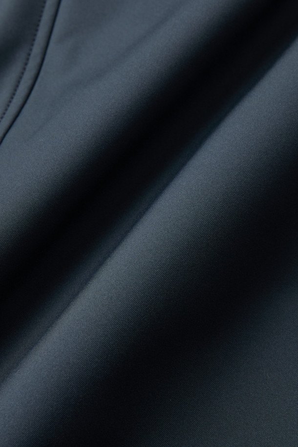 네이비 컬러의 화섬 후드 패널 드라이빙 재킷입니다. 간절기에 적합하며, 데일리 및 출근룩, 여행룩에 활용하기 좋은 캐주얼 스타일의 아우터입니다. 방수, 방풍, 발수, 보온 기능과 탈착 가능한 후드, 패딩 충전 안감으로 기능성을 높였습니다. 무지 패턴의 레귤러핏 디자인으로, 미니멀하고 클래식한 스타일을 연출하기 좋습니다. 두꺼운 두께감과 긴 소매 기장으로 따뜻함을 더했습니다.
