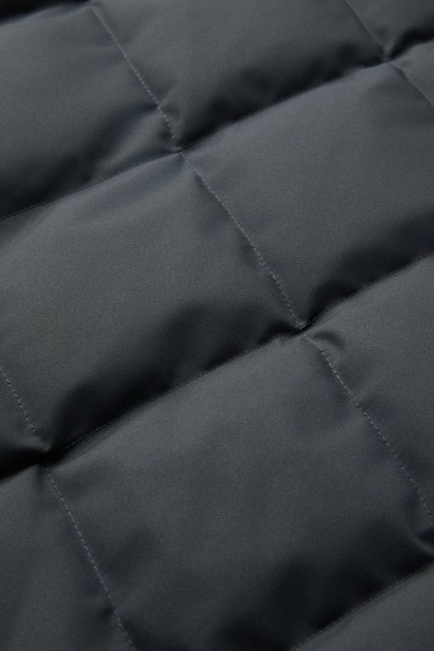 듀크 구스다운 파카는 겨울철 일상과 출근룩, 여행룩에 모두 활용하기 좋은 방한 파카입니다. 무지 디자인의 블랙 컬러로, 베이직하고 캐주얼한 스타일을 연출합니다. 후드 탈착이 가능하며, 긴 소매와 중기장 기장으로 보온성과 실용성을 높였습니다. 부드러운 촉감의 구스다운 소재에, 레귤러핏과 버튼 여밈 방식으로 편안한 착용감을 제공합니다. 보온, 방한 기능을 갖춘 두꺼운 두께감으로 추운 날씨에도 따뜻하게 몸을 보호해 줍니다.
