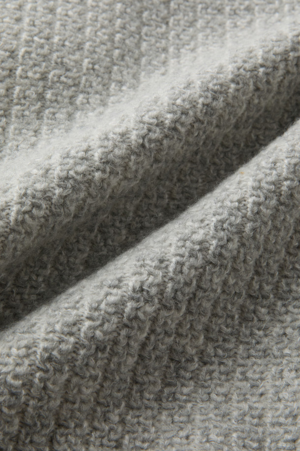 남성용 고트 스웨이드 하이브리드 구스 다운 블루종입니다. 부드러운 촉감의 고트 스웨이드와 니트 소재의 조화가 돋보이며, 등판과 소매는 니트 소재로, 카라와 퍼 배색으로 포인트를 더했습니다. 유럽피안 구스다운 충전재를 사용하여 보온성을 높였으며, 일상 및 데이트룩에 활용하기 좋은 캐주얼 스타일의 점퍼입니다. 레귤러핏으로 편안하게 착용 가능하며, 가을, 겨울 시즌에 따뜻함을 선사합니다. 집업 방식으로 간편하게 입고 벗을 수 있으며, 무지 디자인으로 다양한 스타일 연출이 용이합니다.
