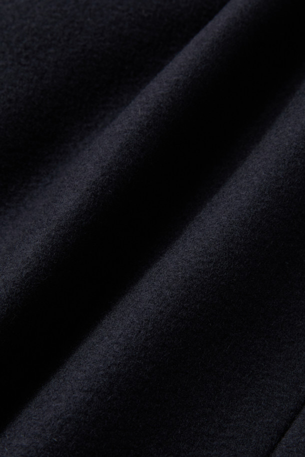 브래스키 울캐시 더블 폴로 코트는 남성 고객을 위해 디자인된, 클래식한 무드의 겨울, 가을용 아우터입니다. 블랙과 네이비 두 가지 색상으로 제공되며, 레귤러핏으로 제작되어 편안한 착용감을 선사합니다. 울과 캐시미어 혼방 소재로 부드러운 촉감과 두꺼운 두께감을 자랑하며, 더블 버튼 여밈 방식과 긴 소매, 커프스 디테일, 아웃포켓, 뒷중심 맞주름, 벤트 단추 트임 등의 특징을 갖추고 있습니다. 오피스룩, 비즈니스 캐주얼, 모임룩 등 다양한 TPO에 활용 가능하며, 미니멀하고 시크한 스타일을 연출하기 좋습니다.
