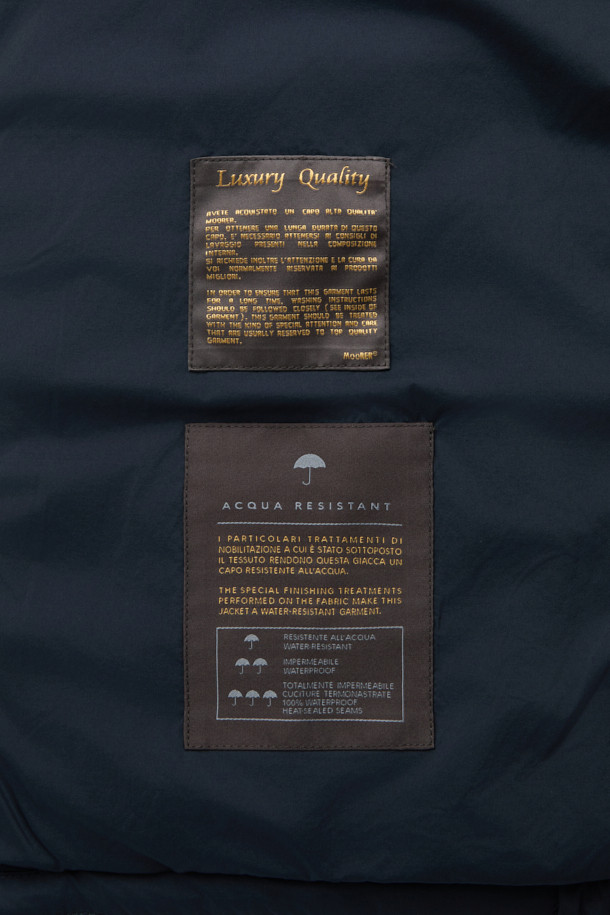 무레(MOORER) 엘슨 3웨이 트렌치코트 다운 네이비는 가을과 겨울, 출근룩과 비즈니스 캐주얼에 적합한 남성용 아우터입니다. 클래식하고 미니멀한 스타일의 이 트렌치코트는 레귤러 핏에 레귤러 기장으로, 무지 패턴의 네이비 컬러가 특징입니다. 버튼 여밈 방식과 긴 소매 디자인에, 탈부착 가능한 이너와 구스다운 충전재를 사용하여 보온성과 경량성을 동시에 갖췄습니다. 3웨이 디자인으로 다양한 스타일 연출이 가능하며, 일상에서 폭넓게 활용할 수 있습니다. 나일론 소재로 제작되어 튼튼하며, 세련된 디자인으로 완성도를 높였습니다.
