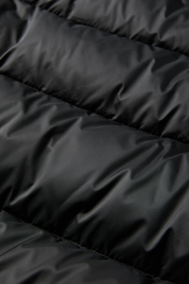 무레(MOORER) 브렛 후디 푸퍼 다운은 겨울철 캐주얼 스타일을 위한 필수 아이템입니다. 오버핏으로 제작되어 편안한 착용감을 선사하며, 후드와 볼륨감 있는 디자인이 돋보입니다. 무지 블랙 컬러와 숏 기장으로 어떤 옷에도 쉽게 매치할 수 있습니다. 보온성이 뛰어난 구스다운 소재를 사용하여 추운 날씨에도 따뜻하게 몸을 보호해 줍니다. 집업 여밈 방식과 긴 소매는 활동성을 더하며 부드러운 촉감으로 편안함을 더합니다.
