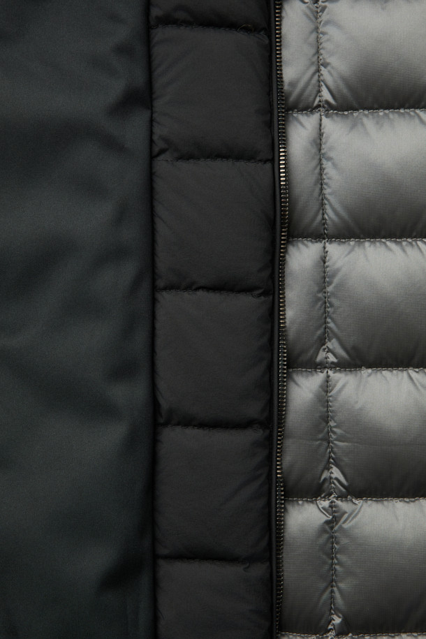 MOORER(무레르) 바네스 카라 퍼 헤비 다운은 겨울철 출근룩을 위한 클래식하고 미니멀한 스타일의 구스다운 점퍼입니다. 풍성한 퍼 카라가 돋보이며, 퀼팅 처리된 안감과 레귤러핏으로 제작되어 부드러운 촉감과 뛰어난 보온성을 제공합니다. 지퍼형 여밈 방식과 긴 소매 기장으로 편안함을 더했으며, 블랙 컬러의 무지 디자인으로 어떤 옷에도 쉽게 매치할 수 있습니다. 두꺼운 두께감의 헤비 다운으로 추운 날씨에도 따뜻하게 착용할 수 있습니다.
