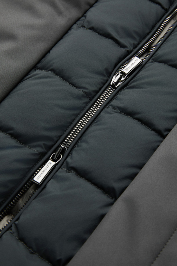 무어러 바네스 카라 퍼 헤비 다운은 겨울철 당신의 스타일을 책임질 헤비 구스다운 점퍼입니다. 블랙 컬러의 무지 디자인으로, 클래식하면서도 미니멀하고 시크한 스타일을 연출합니다. 레귤러핏과 레귤러 기장으로 편안한 착용감을 제공하며, 지퍼 여밈 방식으로 간편하게 입고 벗을 수 있습니다. 카라 퍼 디테일과 퀼팅 안감이 특징이며, 보온 기능을 갖춰 출근룩이나 연말 모임룩에 모두 잘 어울립니다. 부드러운 촉감의 구스다운 소재로 제작되어 뛰어난 보온성을 선사합니다.
