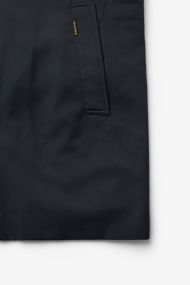 무레르(MOORER) 엘슨 3웨이 트렌치코트 다운은 남성용 아우터로, 클래식한 디자인과 뛰어난 보온성을 자랑합니다. 봄, 가을, 겨울 세 계절 모두 착용 가능하며, 일상 및 출근룩, 비즈니스 캐주얼, 모임룩 등 다양한 TPO에 활용할 수 있습니다. 롱 기장에 레귤러 핏으로 제작되었으며, 무지 패턴의 블랙 컬러로 시크하고 미니멀한 스타일을 연출합니다. 3웨이 디자인으로 분리형 이너와 다운 충전재를 사용하여 보온성을 극대화했으며, 버튼 여밈 방식과 긴 소매 기장으로 세련된 마무리를 더했습니다.
