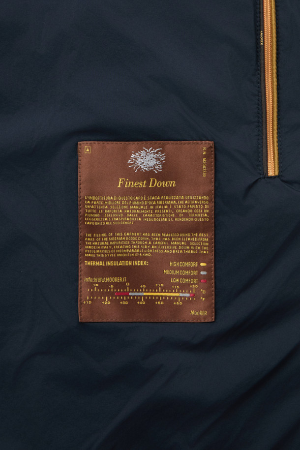 무레(MOORER) 엘슨 3웨이 트렌치코트 다운 네이비는 가을과 겨울, 출근룩과 비즈니스 캐주얼에 적합한 남성용 아우터입니다. 클래식하고 미니멀한 스타일의 이 트렌치코트는 레귤러 핏에 레귤러 기장으로, 무지 패턴의 네이비 컬러가 특징입니다. 버튼 여밈 방식과 긴 소매 디자인에, 탈부착 가능한 이너와 구스다운 충전재를 사용하여 보온성과 경량성을 동시에 갖췄습니다. 3웨이 디자인으로 다양한 스타일 연출이 가능하며, 일상에서 폭넓게 활용할 수 있습니다. 나일론 소재로 제작되어 튼튼하며, 세련된 디자인으로 완성도를 높였습니다.
