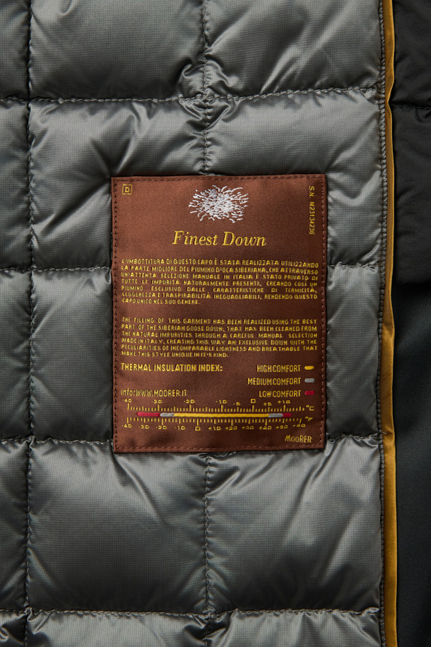 MOORER(무레르) 바네스 카라 퍼 헤비 다운은 겨울철 출근룩을 위한 클래식하고 미니멀한 스타일의 구스다운 점퍼입니다. 풍성한 퍼 카라가 돋보이며, 퀼팅 처리된 안감과 레귤러핏으로 제작되어 부드러운 촉감과 뛰어난 보온성을 제공합니다. 지퍼형 여밈 방식과 긴 소매 기장으로 편안함을 더했으며, 블랙 컬러의 무지 디자인으로 어떤 옷에도 쉽게 매치할 수 있습니다. 두꺼운 두께감의 헤비 다운으로 추운 날씨에도 따뜻하게 착용할 수 있습니다.
