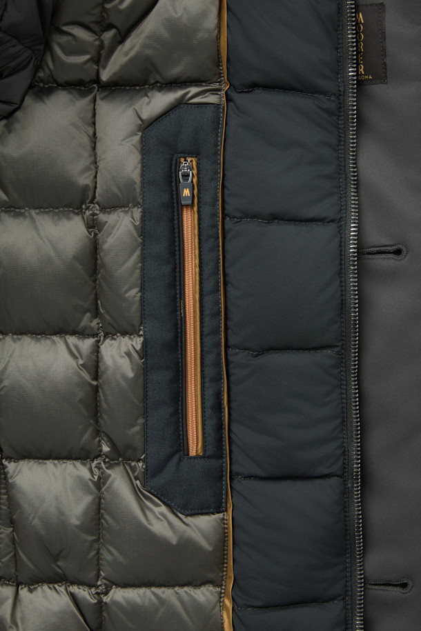 무어러 바네스 카라 퍼 헤비 다운은 겨울철 당신의 스타일을 책임질 헤비 구스다운 점퍼입니다. 블랙 컬러의 무지 디자인으로, 클래식하면서도 미니멀하고 시크한 스타일을 연출합니다. 레귤러핏과 레귤러 기장으로 편안한 착용감을 제공하며, 지퍼 여밈 방식으로 간편하게 입고 벗을 수 있습니다. 카라 퍼 디테일과 퀼팅 안감이 특징이며, 보온 기능을 갖춰 출근룩이나 연말 모임룩에 모두 잘 어울립니다. 부드러운 촉감의 구스다운 소재로 제작되어 뛰어난 보온성을 선사합니다.
