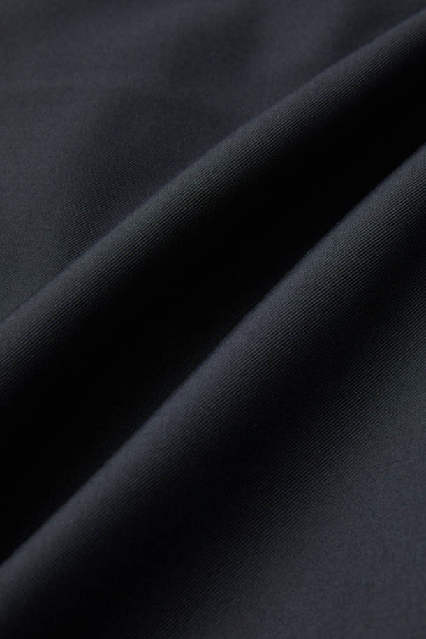 무레르(MOORER) 엘슨 3웨이 트렌치코트 다운은 남성용 아우터로, 클래식한 디자인과 뛰어난 보온성을 자랑합니다. 봄, 가을, 겨울 세 계절 모두 착용 가능하며, 일상 및 출근룩, 비즈니스 캐주얼, 모임룩 등 다양한 TPO에 활용할 수 있습니다. 롱 기장에 레귤러 핏으로 제작되었으며, 무지 패턴의 블랙 컬러로 시크하고 미니멀한 스타일을 연출합니다. 3웨이 디자인으로 분리형 이너와 다운 충전재를 사용하여 보온성을 극대화했으며, 버튼 여밈 방식과 긴 소매 기장으로 세련된 마무리를 더했습니다.
