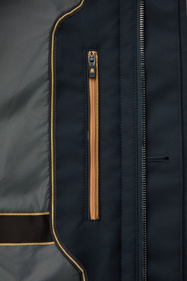 무레(MOORER) 엘슨 3웨이 트렌치코트 다운 네이비는 가을과 겨울, 출근룩과 비즈니스 캐주얼에 적합한 남성용 아우터입니다. 클래식하고 미니멀한 스타일의 이 트렌치코트는 레귤러 핏에 레귤러 기장으로, 무지 패턴의 네이비 컬러가 특징입니다. 버튼 여밈 방식과 긴 소매 디자인에, 탈부착 가능한 이너와 구스다운 충전재를 사용하여 보온성과 경량성을 동시에 갖췄습니다. 3웨이 디자인으로 다양한 스타일 연출이 가능하며, 일상에서 폭넓게 활용할 수 있습니다. 나일론 소재로 제작되어 튼튼하며, 세련된 디자인으로 완성도를 높였습니다.
